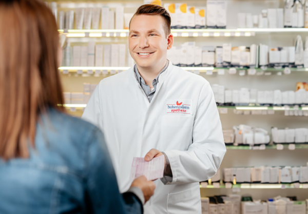 Handverkauf und Beratung in der Hohenzollern Apotheke