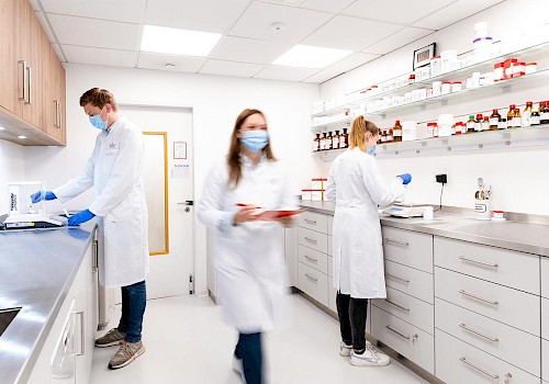 Drei Apothekerinnen im Labor der Hohenzollern Apotheke