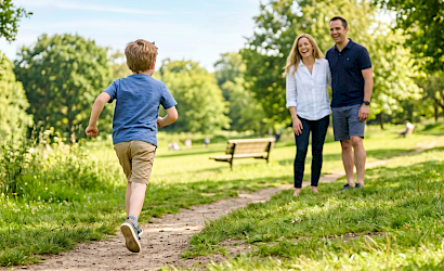 Dank moderner Therapiemöglichkeiten können Kinder mit Hämophilie heute ein weitgehend normales und aktives Leben führen.