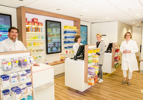 Pharmazeutische Mitarbeitende der Hohenzollern Apotheke vor Ort