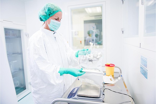 Mitarbeiterin der Apotheke im Labor