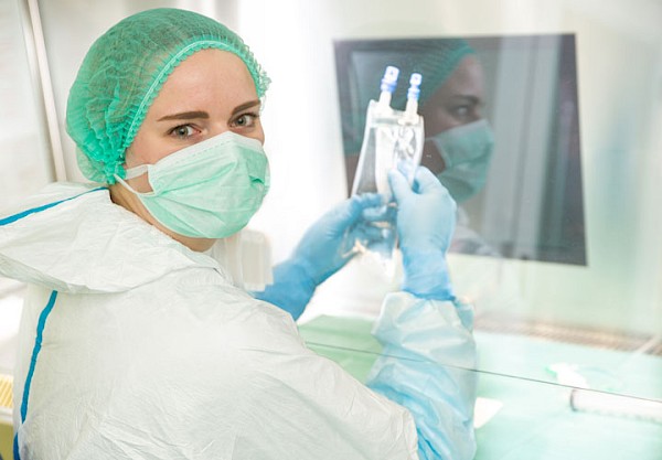 Mitarbeiterin der Apotheke im Labor der Sterilherstellung