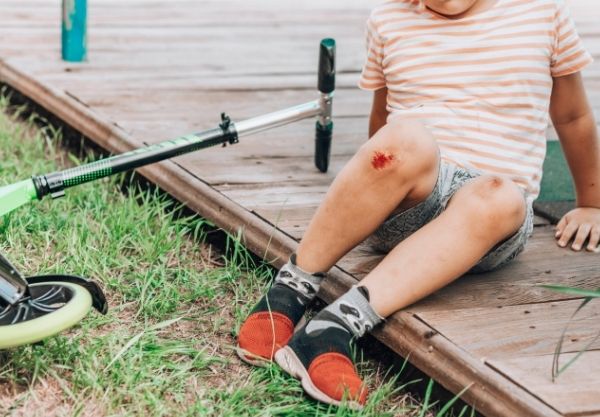 Kind mit Hamophilie nach Sturz beim Rollerfahren