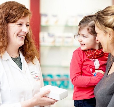 Mutter und Kind zur Beratung in der Hämophilie Apotheke der Hohenzollern Apotheke