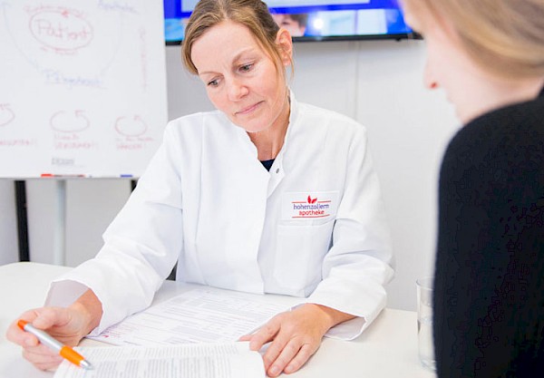 Apothekerin erklärt Patientin Ernährungstipss für die Herzgesundheit
