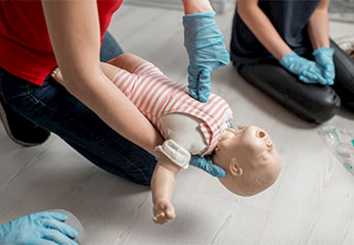 Thoraxkompression zur Reanimation eines Babys